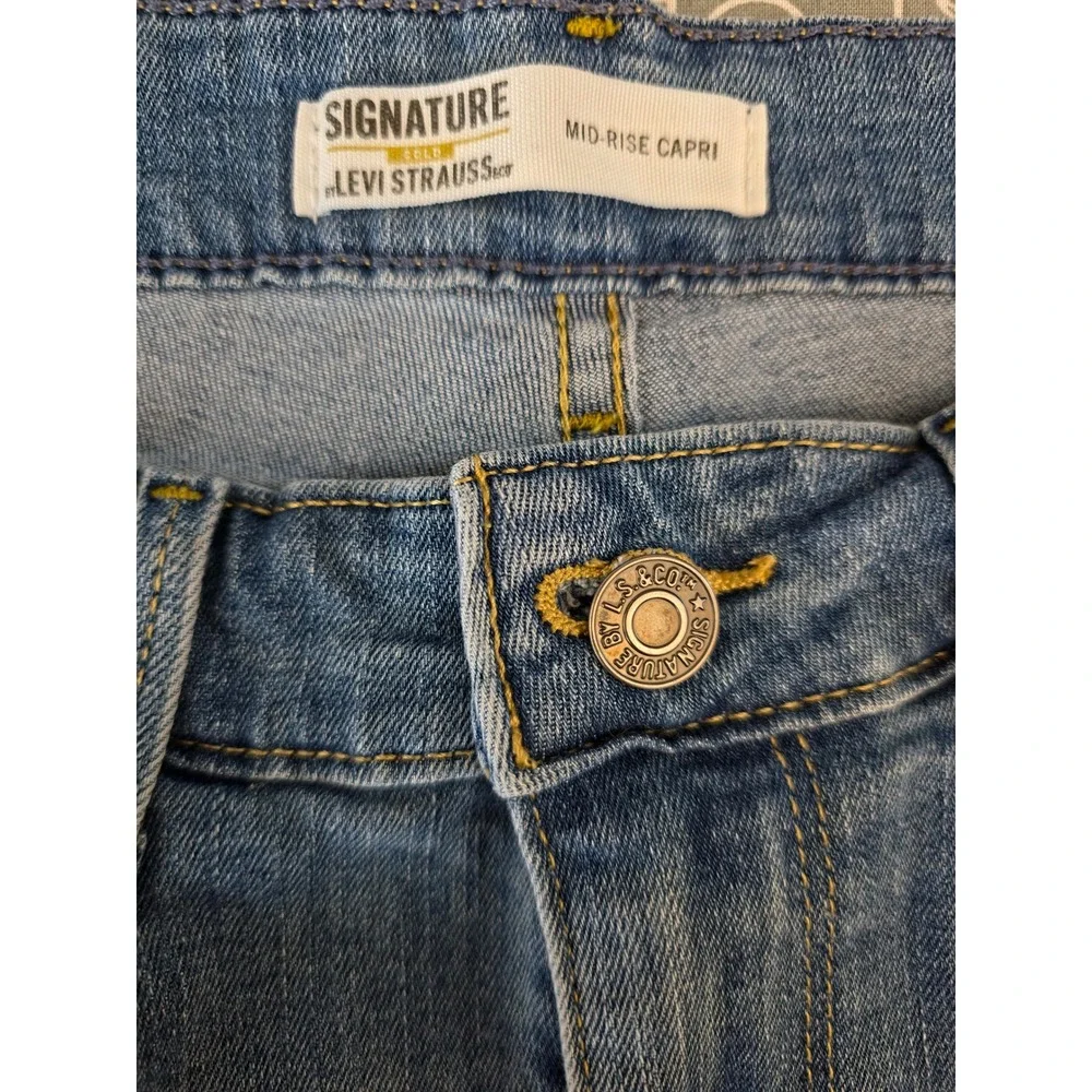 Signature by Levi Strauss Gold Label Mid-Rise Capri Jeans Medium Wash Blue 10